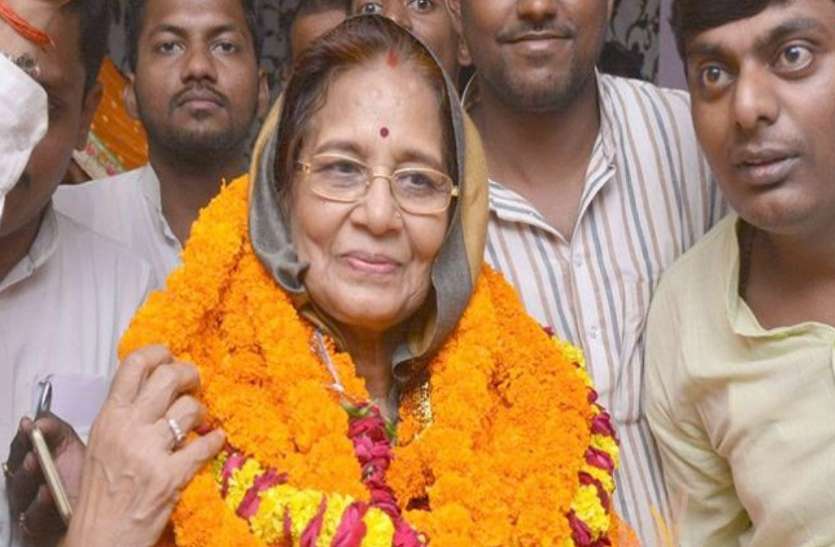 keshri devi फूलपुर लोकसभा से भाजपा ने बनाया केशरी देवी पटेल को उम्मीदवार, बाहुबली अतीक अहमद को दी थी चुनौती