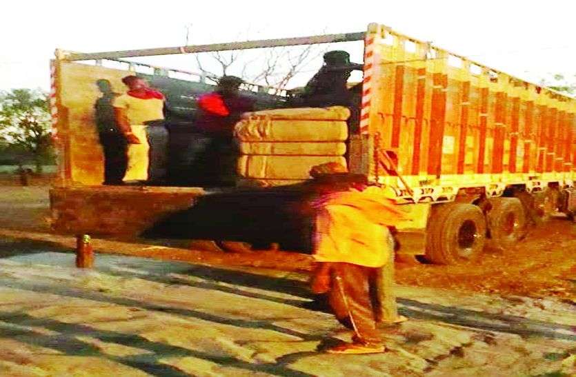 सरकारी कांटे पर उतरता बारदाना। सरकारी कांटे पर पहुंचा बारदाना