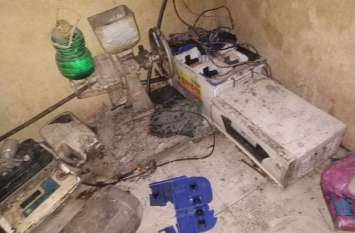 Explosion in batteries आइस्क्रीम दुकान में रखी बैटरियों में हुआ विस्फोट