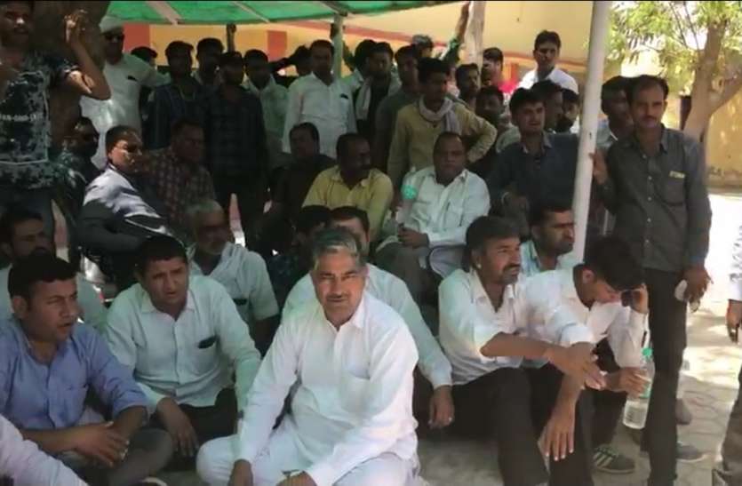 thana एसएचओ के दुव्र्यवहार से धरने पर बैठे लोग