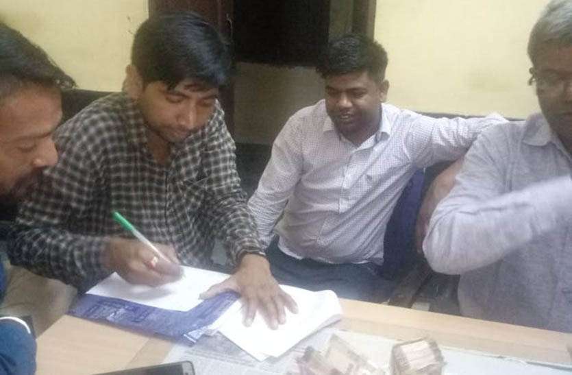 seized-1-lakh-48-thousand-rupees-from-car एसएसटी एवं पुलिस टीम ने संयुक्त कार्रवाई कर कार से 1 लाख 48 हजार रुपए किए जब्त