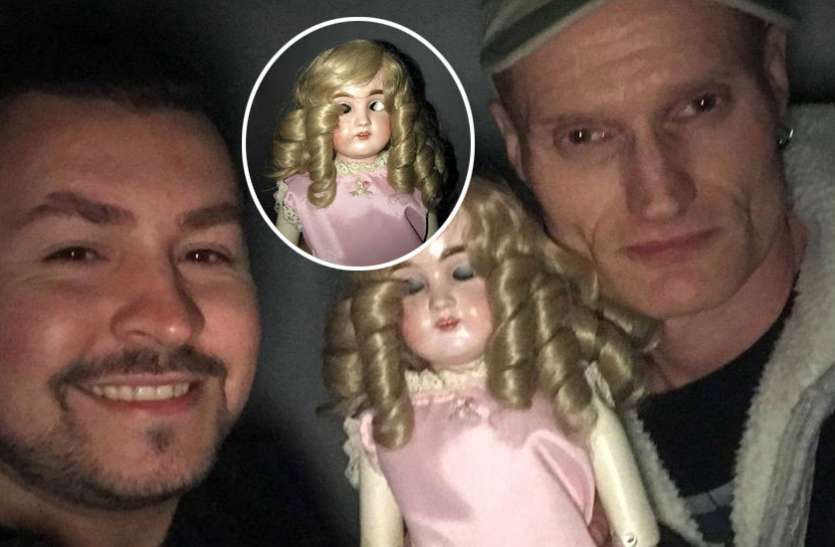 haunted doll गुड़िया के साथ ले रहे थे सेल्फी तभी कैमरे में कैद हो गया भयानक नजारा