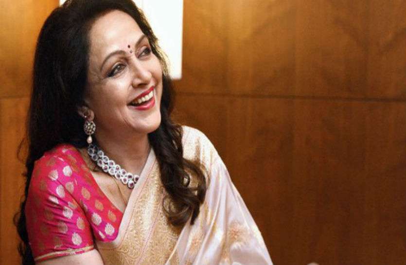 हेमा मालिनी Lok Sabha Chunav 2019: ये सिर्फ गेहूं, ट्रैक्टर, घूंघट, खरहरी खाट नहीं, वोटों की फसल है, जिसे काट रही हैं हेमा मालिनी