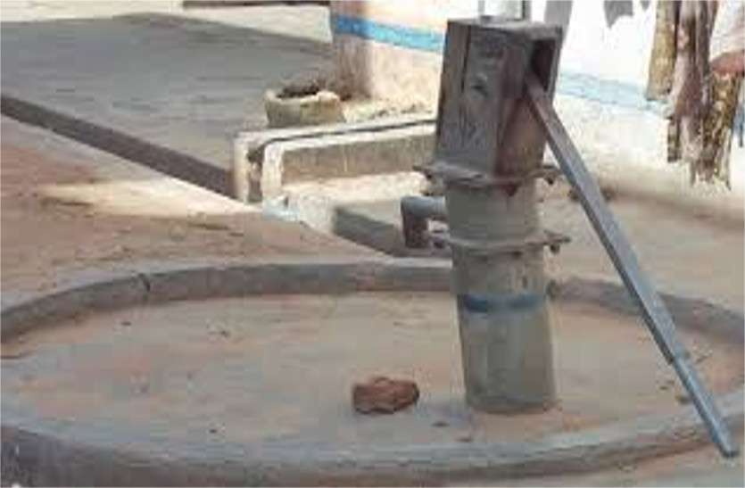 PHE department made a plan to deal with water crisisBad handpump will improve on one call in one day पीएचई विभाग ने जल संकट से निपटने बनाया प्लान