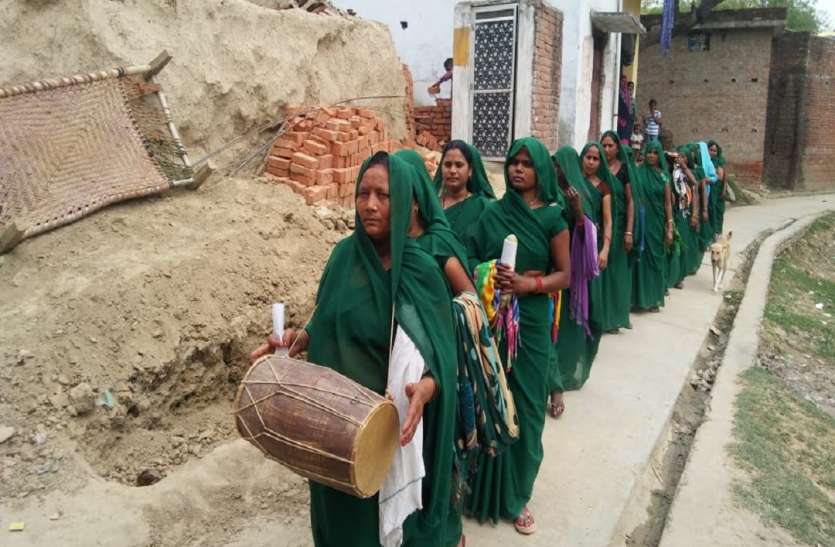 मतदान को जागरूक करती महिलाएं टीम होप की पहल- ढोल-डफली ले कर निकलीं ये महिलाएं, बोलीं वोट करे जरूर जइहा S