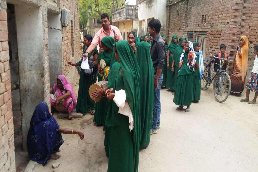 मतदान को जागरूक करतीं ग्रीन ग्रुप की महिलाएं