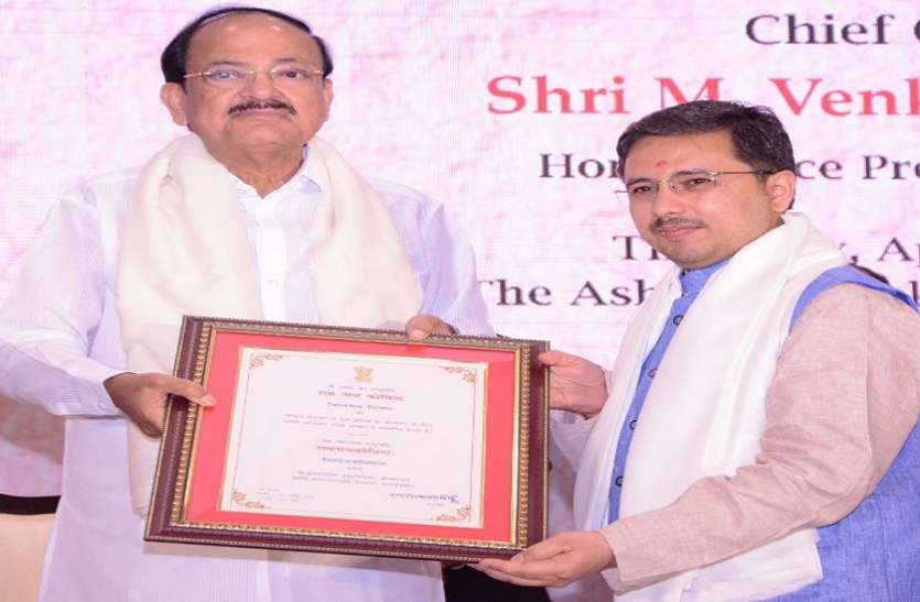 IIT BHU Dr Vishwanath Dhital got Maharishi Badarayan Vyas samman विज्ञान और तकनीकी के इस प्रोफेसर को शास्त्रों पर किए काम के लिए मिला देश का बड़ा सम्मान