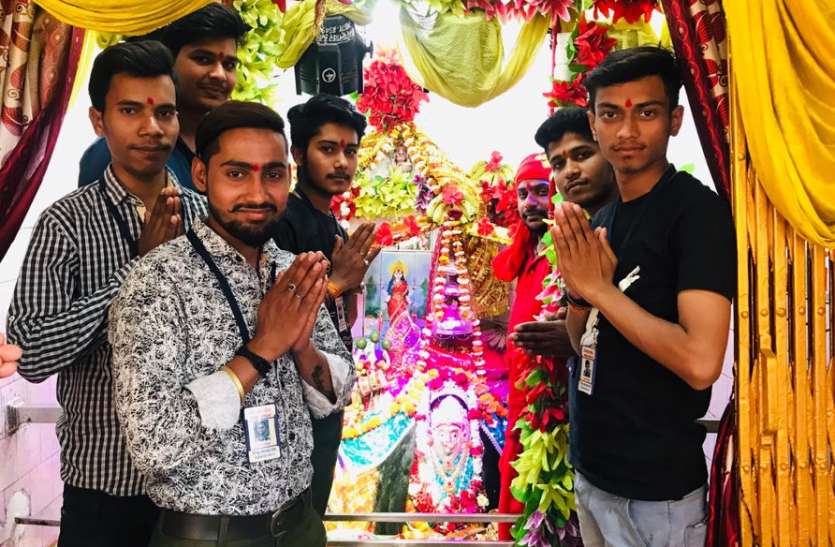 navratri spacial: crowd of youth in the devi temple मां के दरबार में युवाओं की भीड़