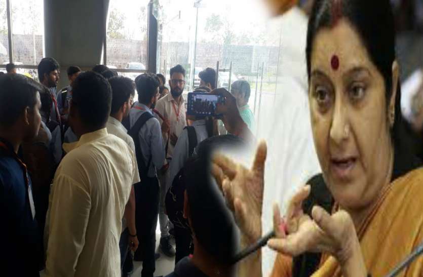 stop crowd Sushma Swaraj's program विदेश मंत्री सुषमा स्वराज के कार्यक्रम में भीड़ रोकने के लिये भाजपाइयों के छूटे पसीने, हो गई तकरार, देखें वीडियो