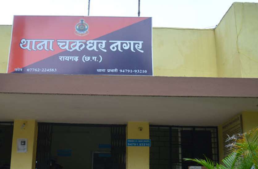 मामले की विवेचना की जा रही है गली में गुजरने की बात को लेकर तीन महिलाओं ने एक महिला को पीटा