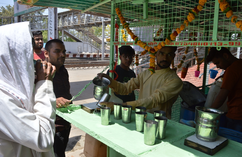 हरे माधव परमार्थी प्याऊ ट्रेन रुकते ही शुद्ध ठंडा पानी लेकर यात्रियों की तरफ दौड़ते हैं हरे माधव समिति के सदस्य