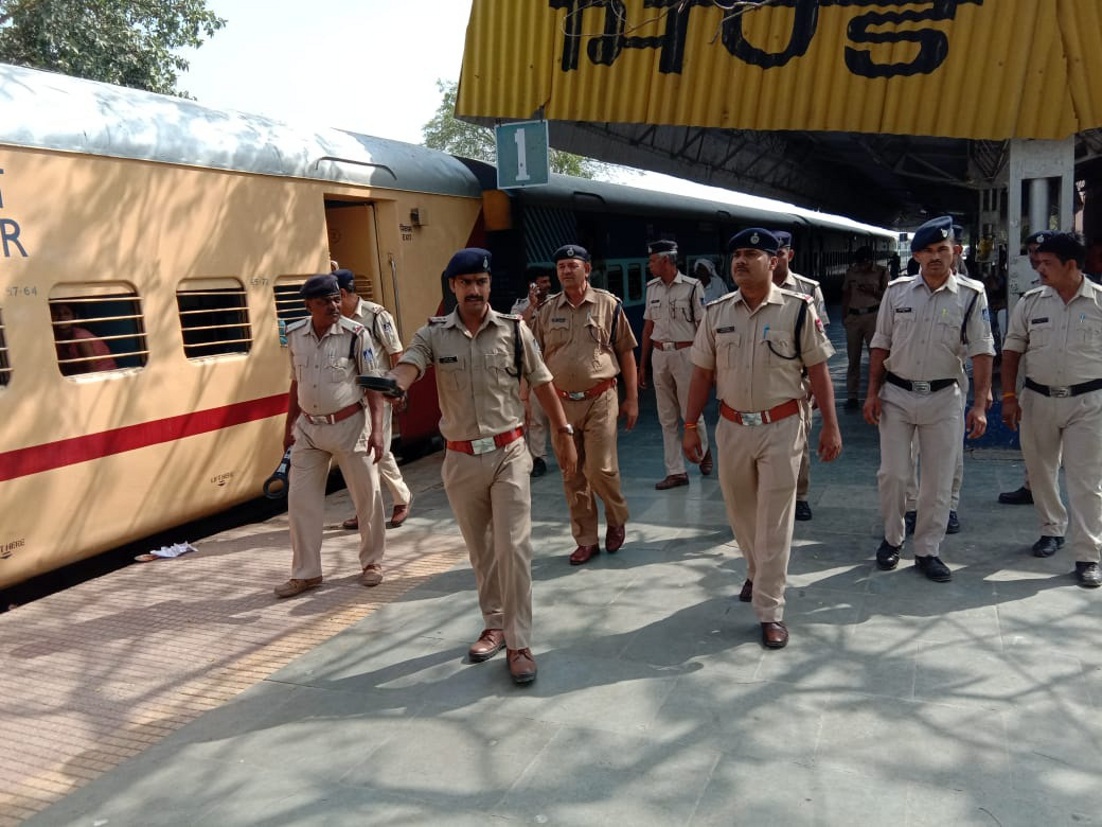 Searching, railway station, passengers, troubled, bhind news, bhind news in hindi, bhind news in hindi mp रेलवे स्टेशन पर सर्चिंग, यात्री रहे परेशान