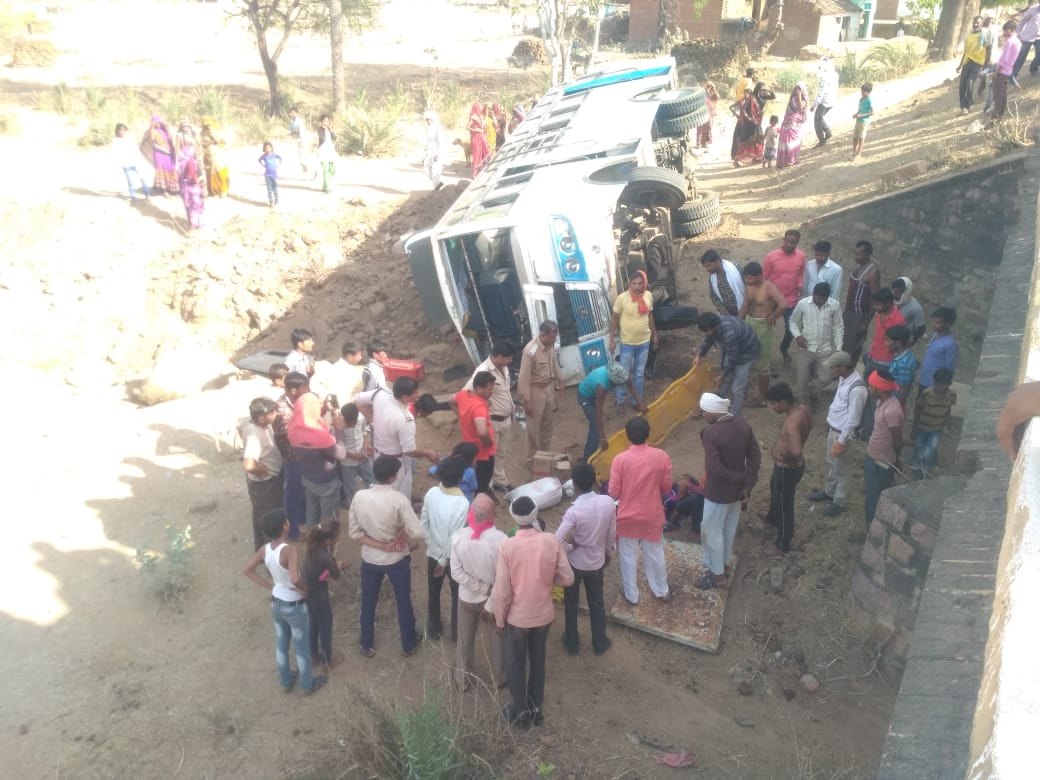 खाई में गिरी बस आठ यात्री घायल खाई में गिरी बस आठ यात्री घायल