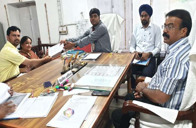 Etawah lok sabha seat Nomination 2019 भाजपा के इस उम्मीदवार की पत्नी ने इटावा संसदीय सीट से किया नामांकन, राजनीतिक हलचल तेज