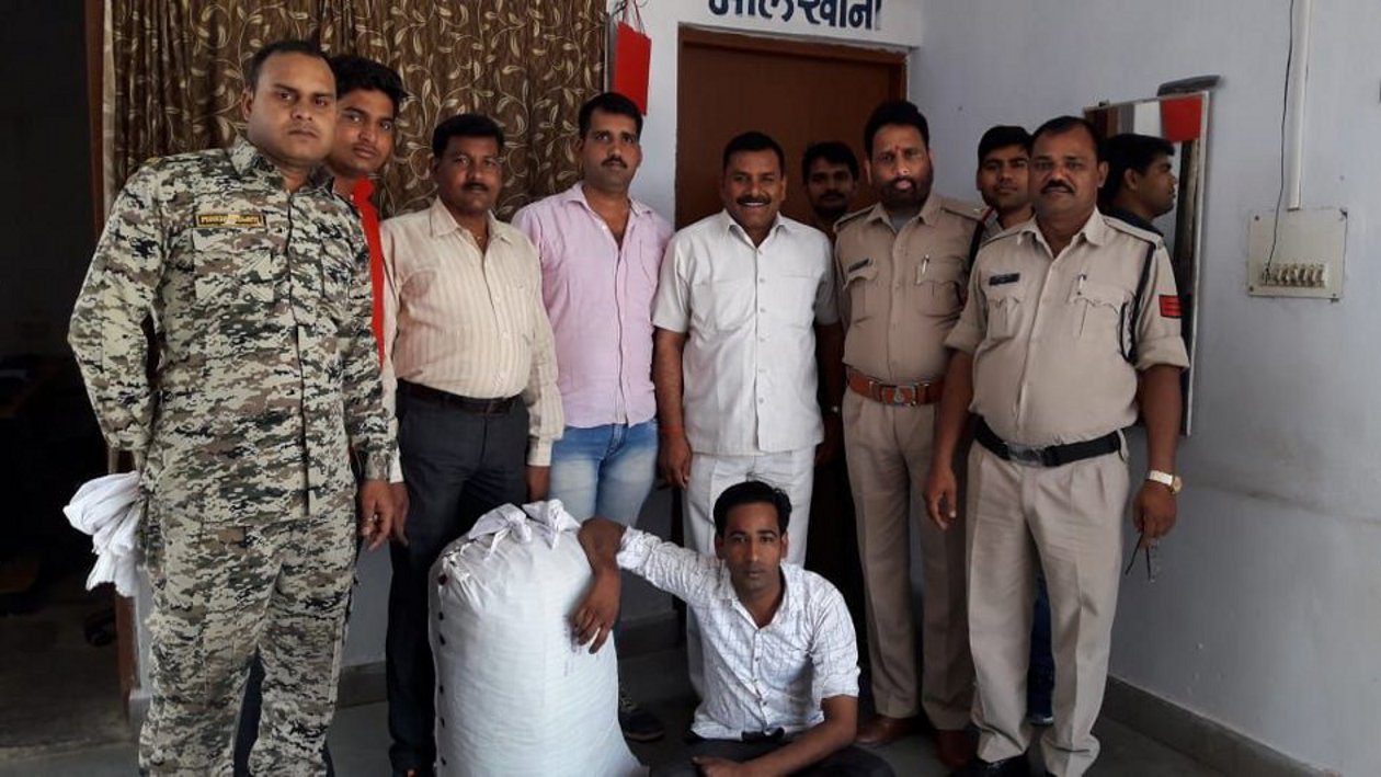 Police Action, Ganja Smuggler, Arrest, Police Checking, shivpuri, shivpuri news, , shivpuri news in mp 3 लाख रुपए के गांजे के साथ युवक दबोचा