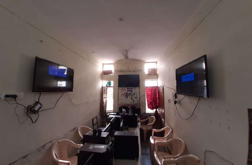 Monitoring with closed TV in empty MCMC cell खाली एमसीएमसी कक्ष में बंद टीवी से हो रही निगरानी
