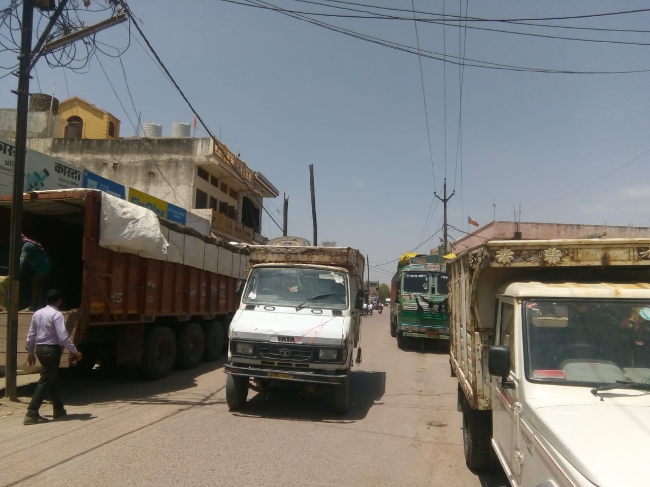 Unprotected from coming out of Dhonga road अवैध रूप रहवासी क्षेत्र में संचालित हो रही ट्रांसपोर्ट, भारी वाहनों मुख्य सड़कों पर जमाए रहते कब्जा