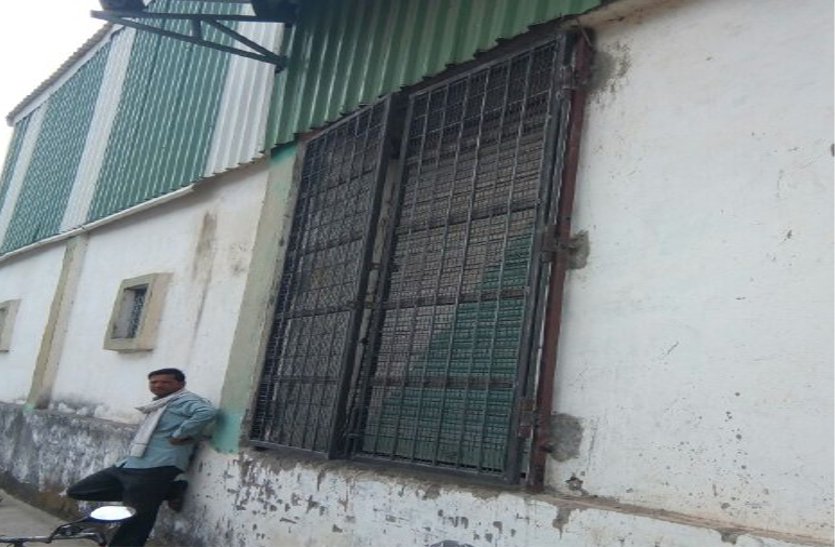 Warehouse bina वेयरहाउस में लगाए गए जाली वाले गेट, यह है कारण