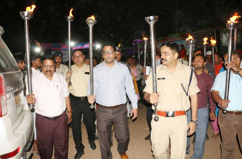 Message from voters given by the torch in hand हाथो में मशाल लेकर अधिकारियों ने दिया मतदान का संदेश