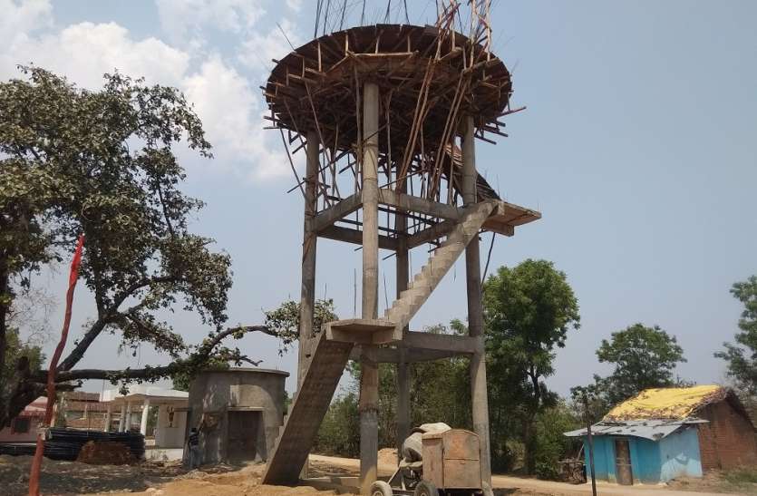 jal sankat कच्छप गति से पानी टंकी निर्माण