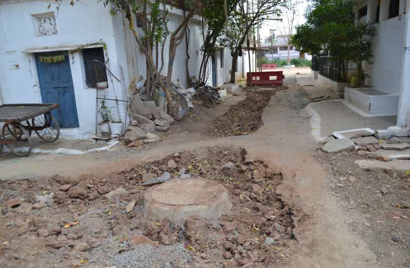 Sewer lines increase people's problems यहां सीवर लाइन के काम ने बढ़ा दी लोगों की ये परेशानी...पढि़ए खबर