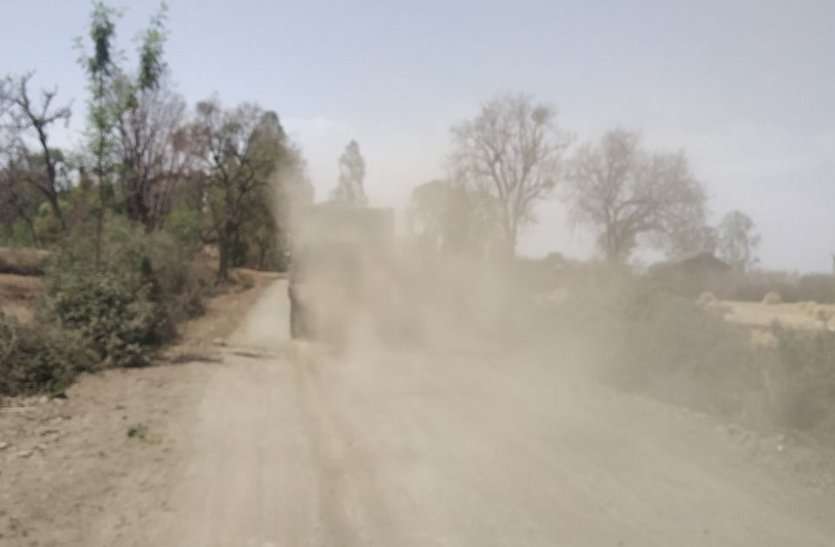 Rural disturbances from bad roads एक दशक से खस्ताहाल सड़क पर आवागमन करने मजबूर ग्रामीण