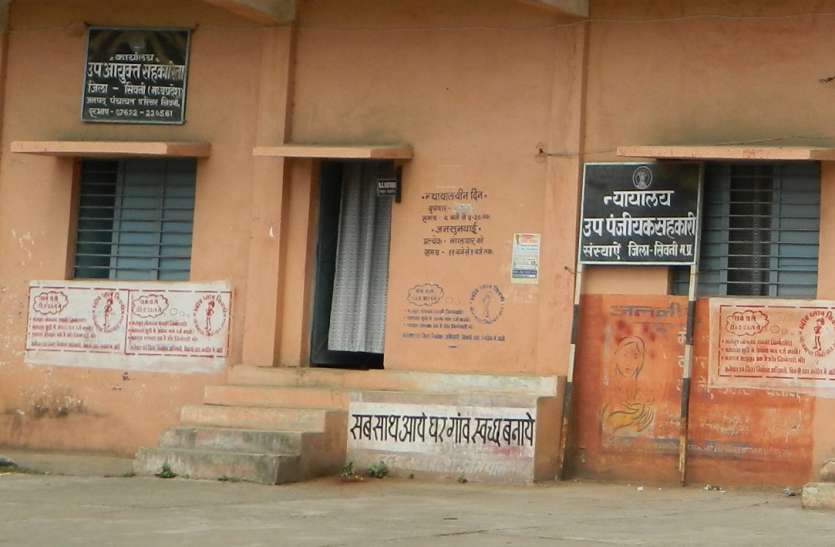 Suspended three तीन को निलंबित किया, सिवनी संभागस्तर पर पहुंच गया टॉप में