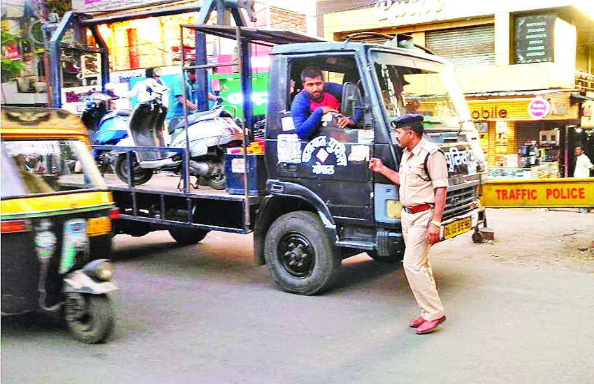 news ट्रैफिक पुलिस ने बताई 82 नए सिग्नल्स की जरूरत, एक्सपर्ट बोले- इससे नहीं होगा सुधार