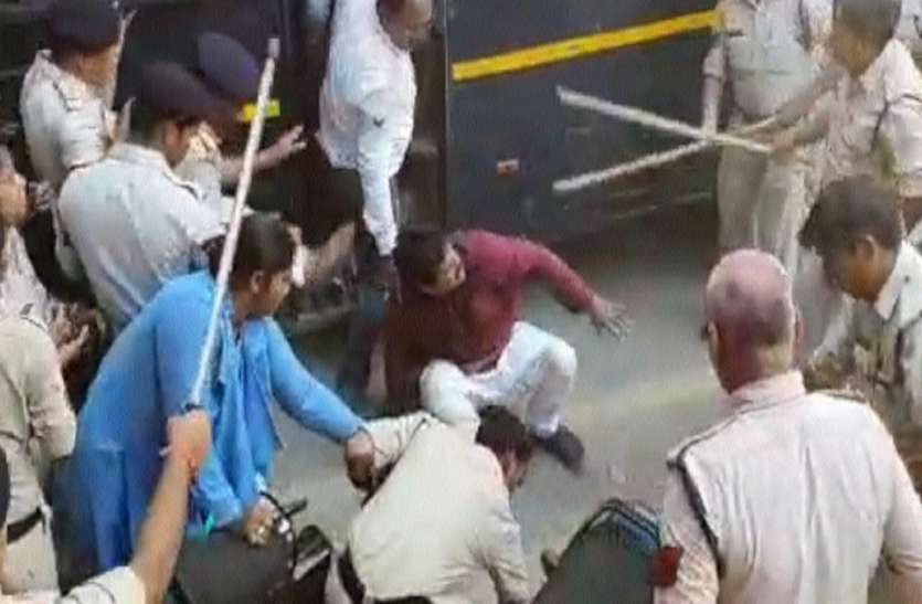 demo picture 'पीएम मोदी का भाषण सुनने पहुंचे किसान, पुलिस ने बरसाईं लाठियां'