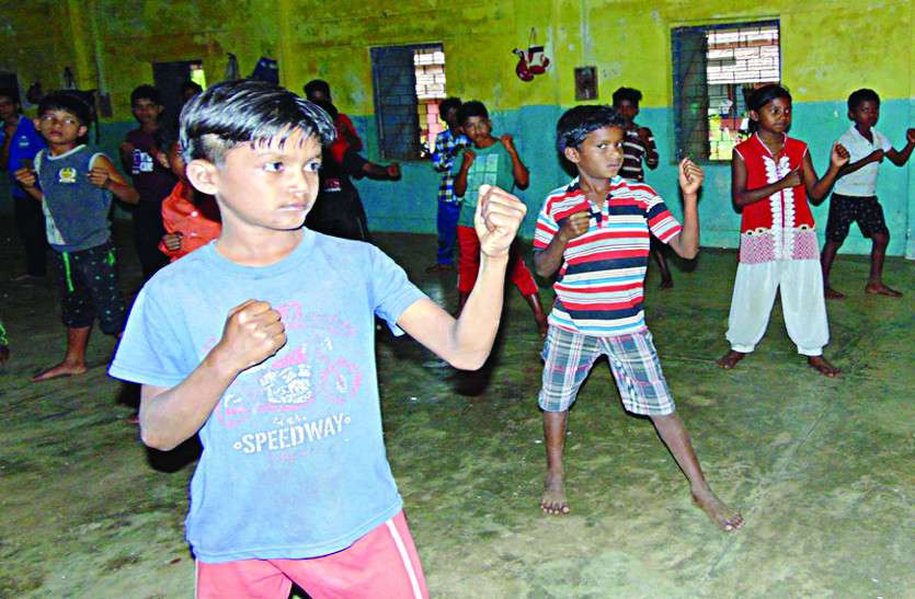 Deep wins silver medal in Taekwondo event सेंटर जोन ताइक्वांडो स्पर्धा में रजत पदक प्राप्त कर दीप ने दिखाया जौहर