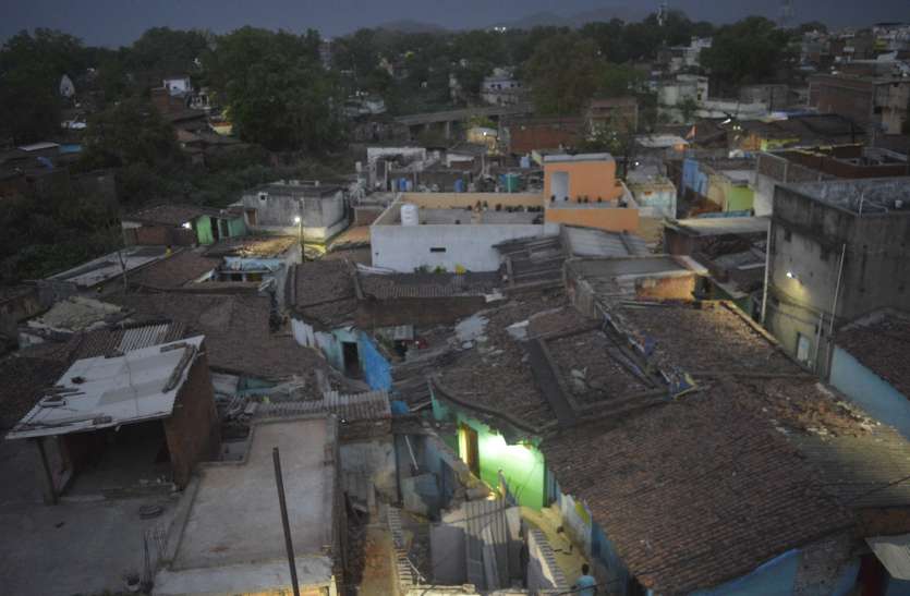 वार्ड क्रमांक १३ के शिवा नगर में बसे लोगों को झेलनी पड़ रही परेशानी शहर में रह कर पानी के लिए गांव जैसा करना पड़ रहा संघर्ष