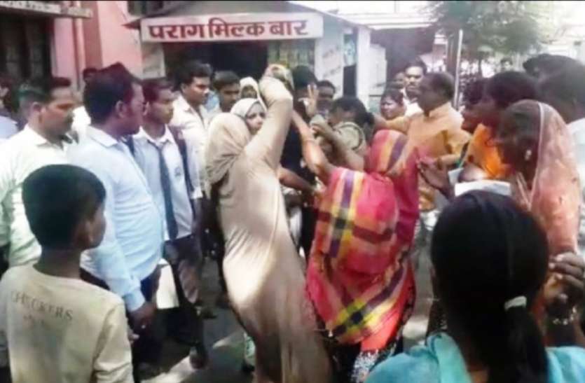 paitent-beeten-the-women-police-forse-in-hospital अस्पताल में आई तीन महिलाओं ने ड्यूटी कर रही एक महिला पुलिसकर्मी की चप्पलों से की ऐसी पिटाई, देखकर सभी रह गए हैरान