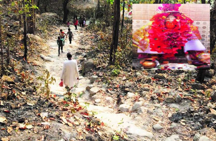 पहाड़ पर खुले आसमान मेें लगता है मां कोसगाई का दरबार एक मात्र देवी मंदिर जहां लगता है सफेद रंग का झंडा और चुनरी