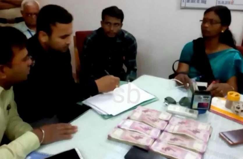 Election 2019: Satna city before voting 15 lakh rupee Seized in police वाहन चेकिंग के दौरान MP पुलिस को मिली भारी मात्रा में रकम, बैग देखकर बुलाना पड़ा आयकर अधिकारियों को