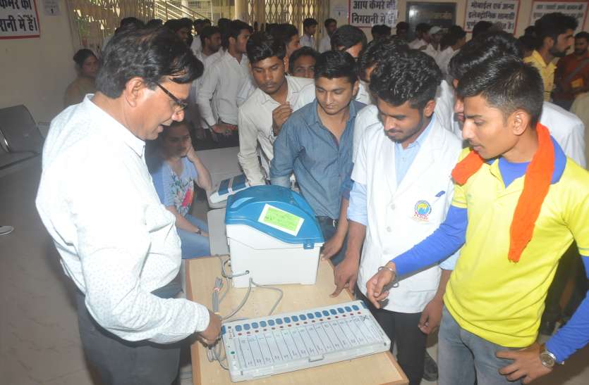 ju बेस्ट कैंडिडेट चुनने न्यू वोटर्स ने किया मतदान, लाइन लगाकर डाले वोट