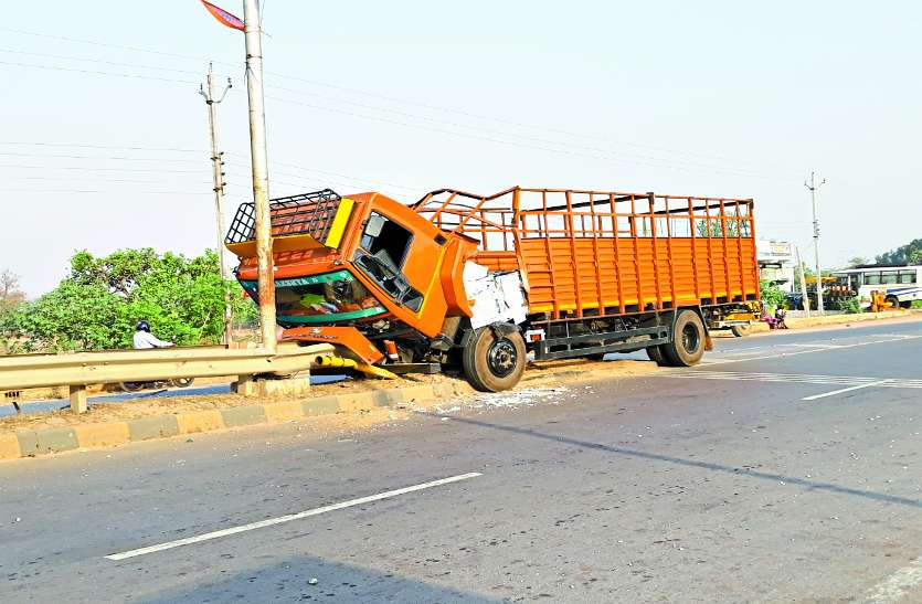 accident news NH-30 पर हुआ हादसा: ड्राइवर को आई झपकी और डिवाइडर में जा घुसी मेटाडोर, फिर..