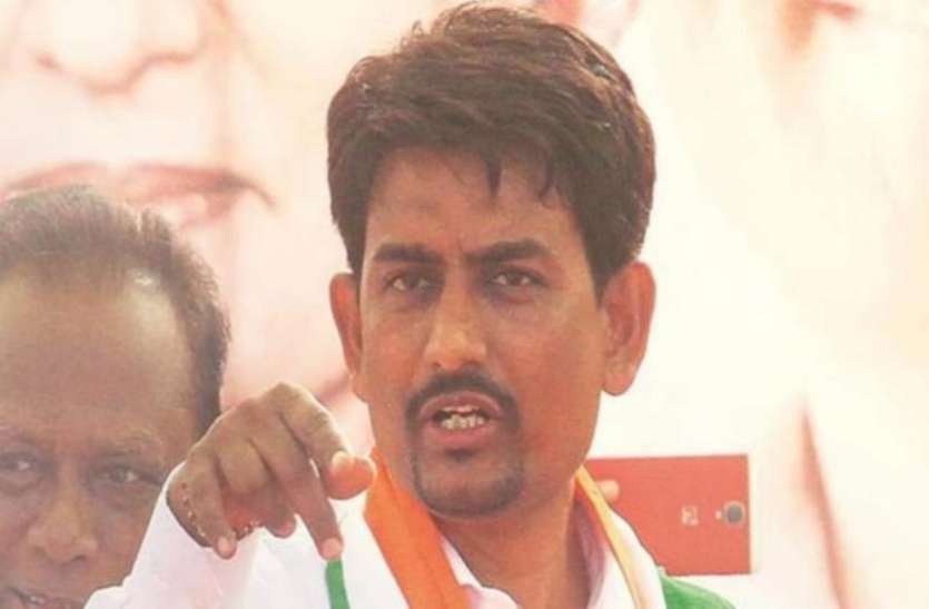 alpesh thakor गुजरात में सियासी भूचाल, अल्पेश ठाकोर के साथ दो और विधायकों का कांग्रेस से इस्तीफा
