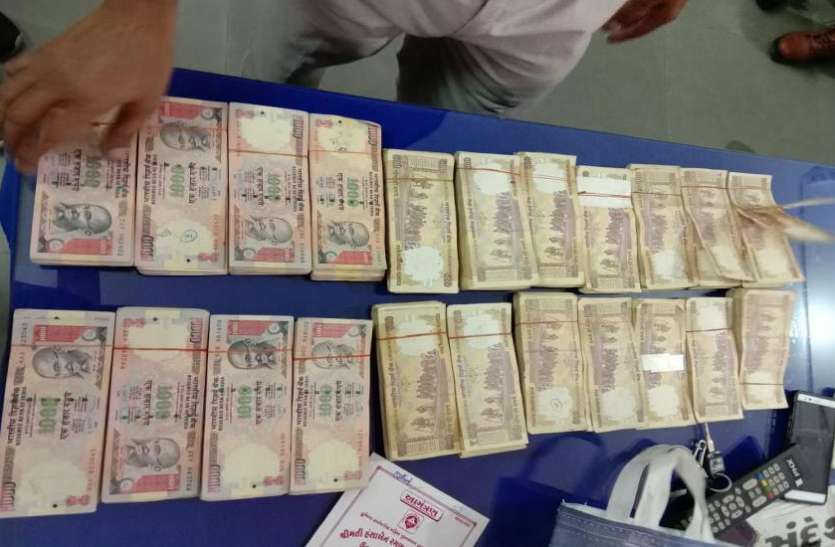 Three accused arrested आणंद : १५ लाख के पुराने नोटों के साथ तीन को पकड़ा