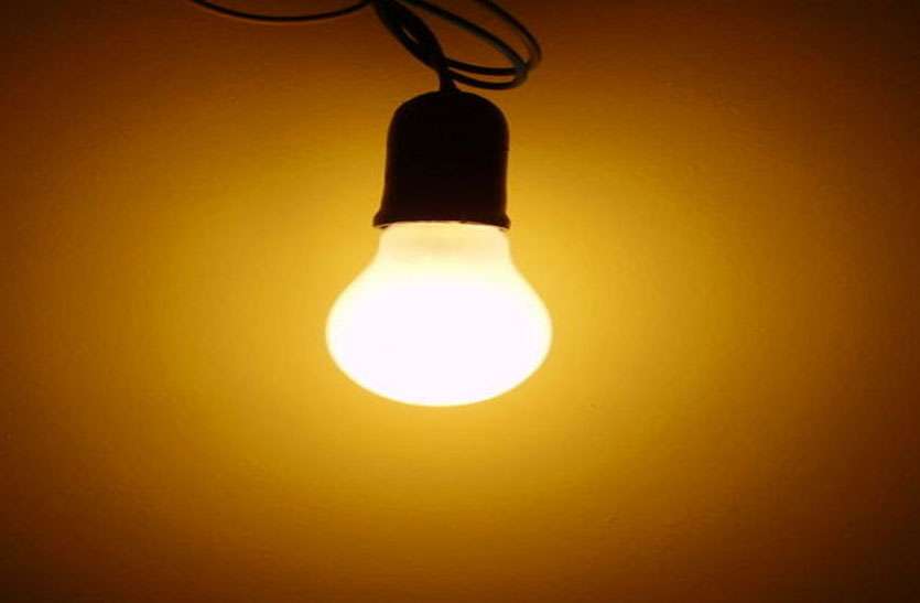 bijli current 11 केवी का तार टूटकर गिरा,दो दर्जन घरों में आया करंट,ग्रामीणों में दहशत
