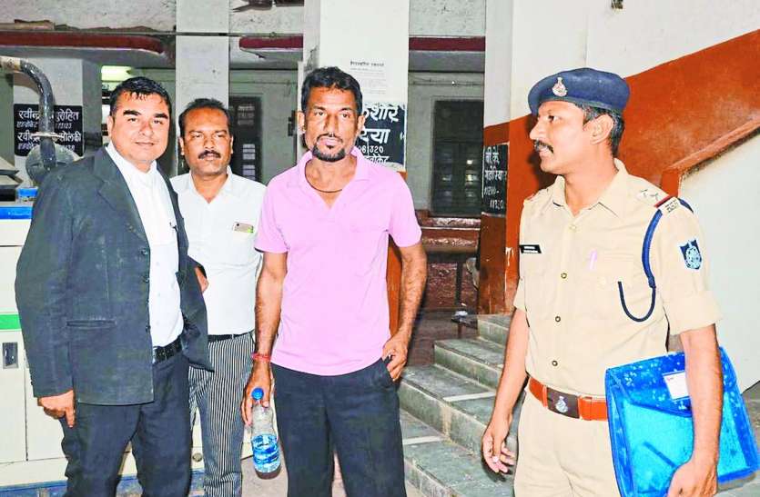 patrika कुंदन कुटीर मामला: कोर्ट में पेश होने आया था वीडियो बनाने वाला अभिभाषक, पुलिस को लगी खबर वहीं से किया गिरफ्तार