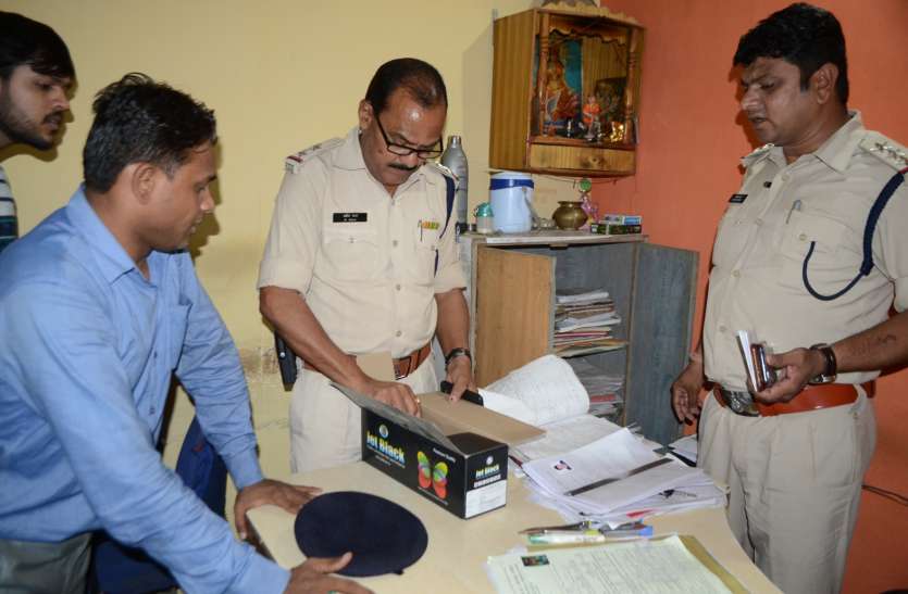 students, training प्रशिक्षण लेने वाले छात्रों का मानदेय हड़प जाते थे, 40 स्कूलों की सील, छात्रों के अंगूठे के क्लोन सहित दो धरे