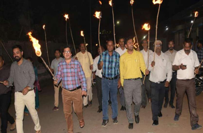 Torch rally हाथ में मशाल लेकर निकले कलक्टर-एसडीएम, डीईओ और तहसीलदार, घूम-घूमकर लोगों से कही ये बातें
