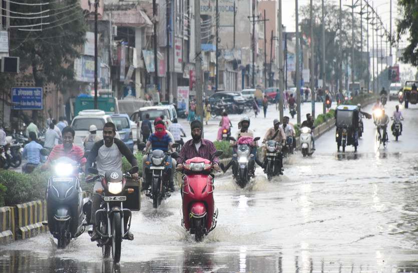 सुबह थी तेज धूप, दोपहर में हुई बारिश के कारण गर्मी से मिली राहत दोपहर पौने तीन बजे अचानक बदला मौसम, साथ में ताबड़तोड़ बरसे ओले