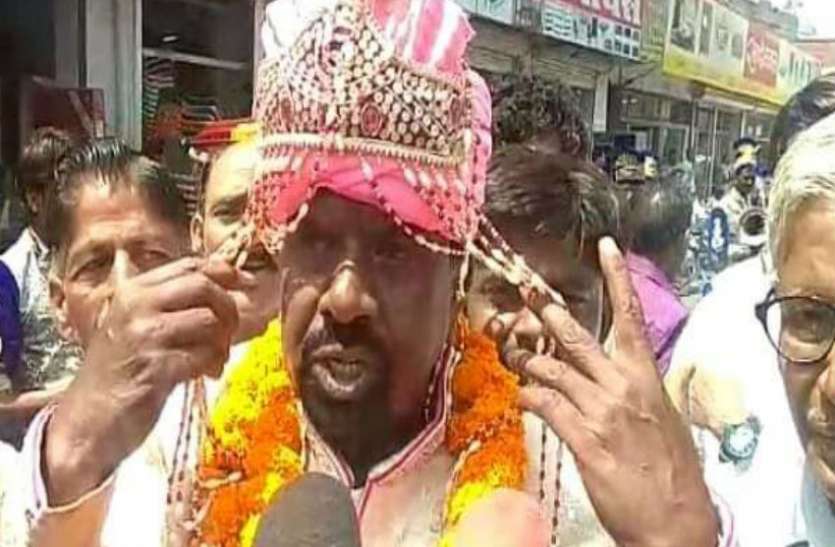 dulha कभी अर्थी, कभी भैंसा गाड़ी पर सवार होकर नामांकन कराने आए इस प्रत्याशी को महंगा पड़ा दूल्हा बनकर आना, दर्ज हुई FIR