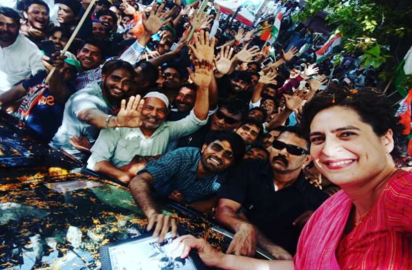 PRIYANKA VIDEO: रोड शो के दौरान इस युवक को देखकर प्रियंका ने पहले ली सेल्फी और फिर बोलीं-दिल्ली आकर मिलना