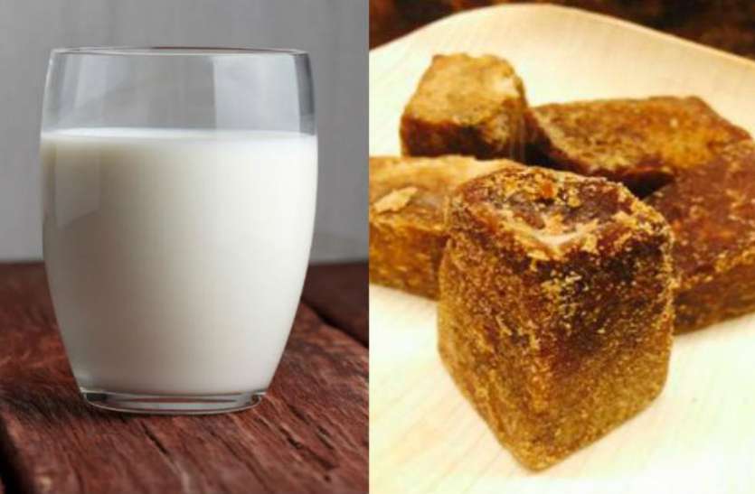 milk with jaggery रात को सोने से पहले पी लें गुड़ वाला दूध, दूर हो जाएगा जोड़ों का दर्द