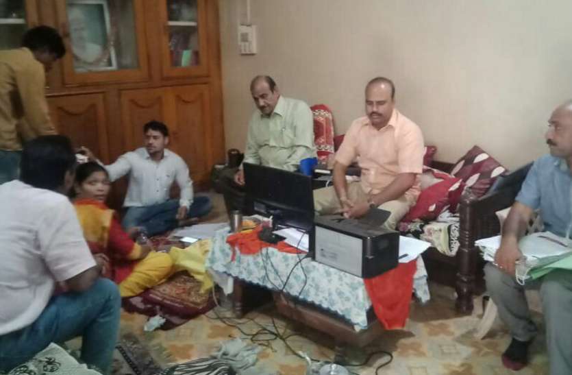 lokayukta raid on co operative bank manager house in timarni mp BIG BREAKING सहकारी बैंक मैनेजर के घर लोकायुक्त का छापा, यह मिली थी शिकायत, देखें वीडियो