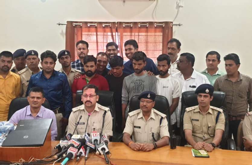 फर्जी तरीके से सिम बेचने वाले पुलिस की गिरफ्त में यहां एक्टिवेटेड सिम बेचकर इस तरह पहुंचा रहे थे देश को नुकसान