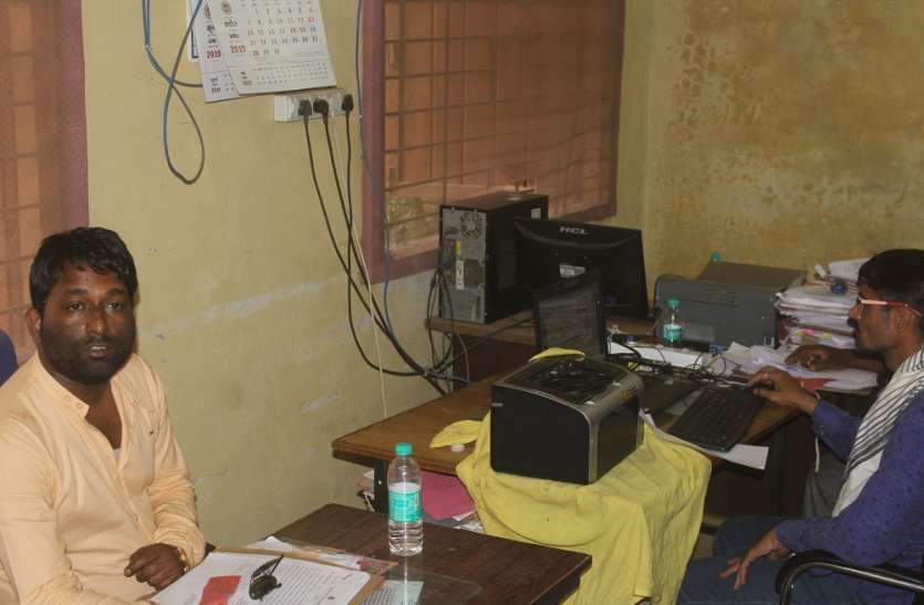 balaghat 6000 रुपए रिश्वत लेते रंगे हाथ पकड़ाया लिपिक. सहायक अध्यापक से की थी राशि की मांग