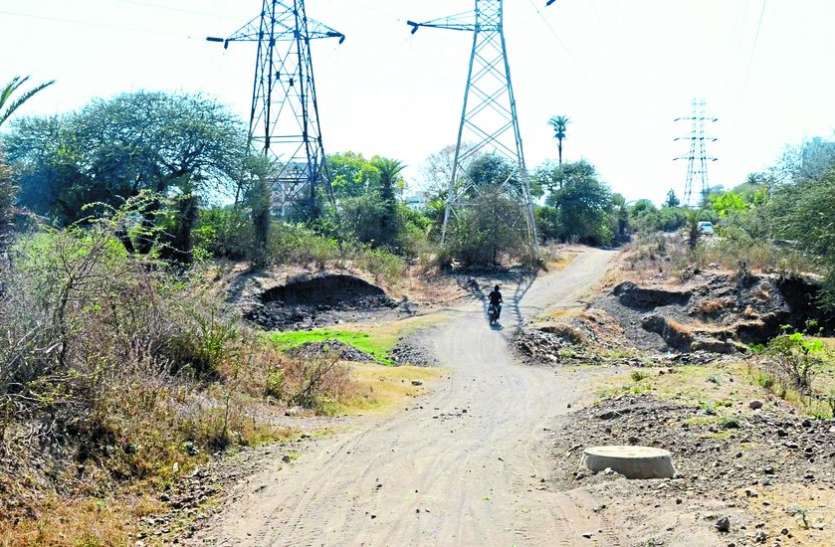 indore दो रास्ते, दोनों जर्जर: इस अंधेरी राह पर जाने से कतराते हैं लोग